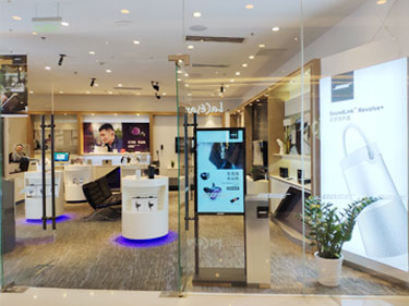BOSE高端音响连锁店触拓32寸立式电子水牌机案例