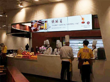 触拓联屏互动数字标牌播放盒与海报机应用于连锁店