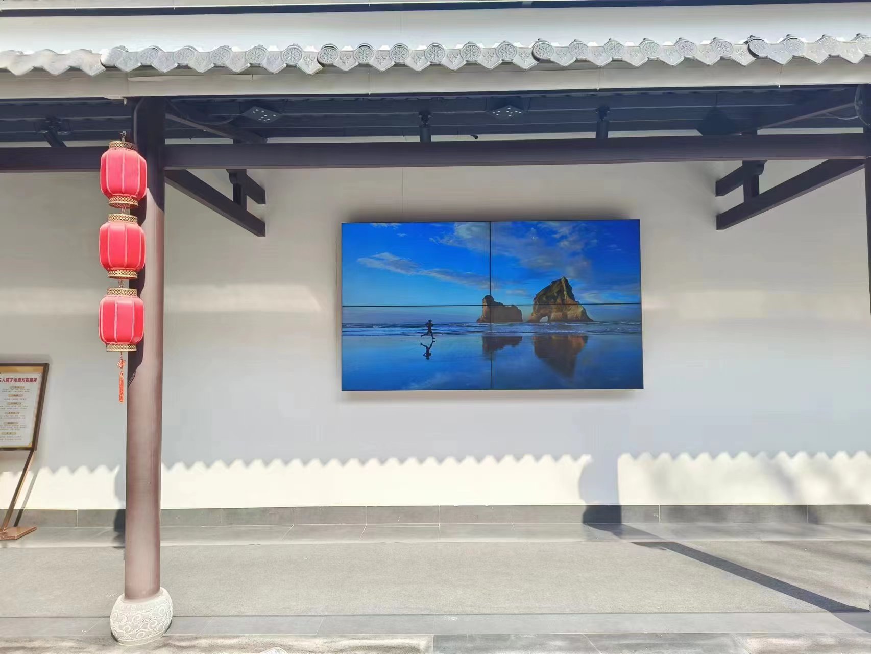 商用拼接屏巨头打造景区新视界：55寸高清拼接屏点亮走廊