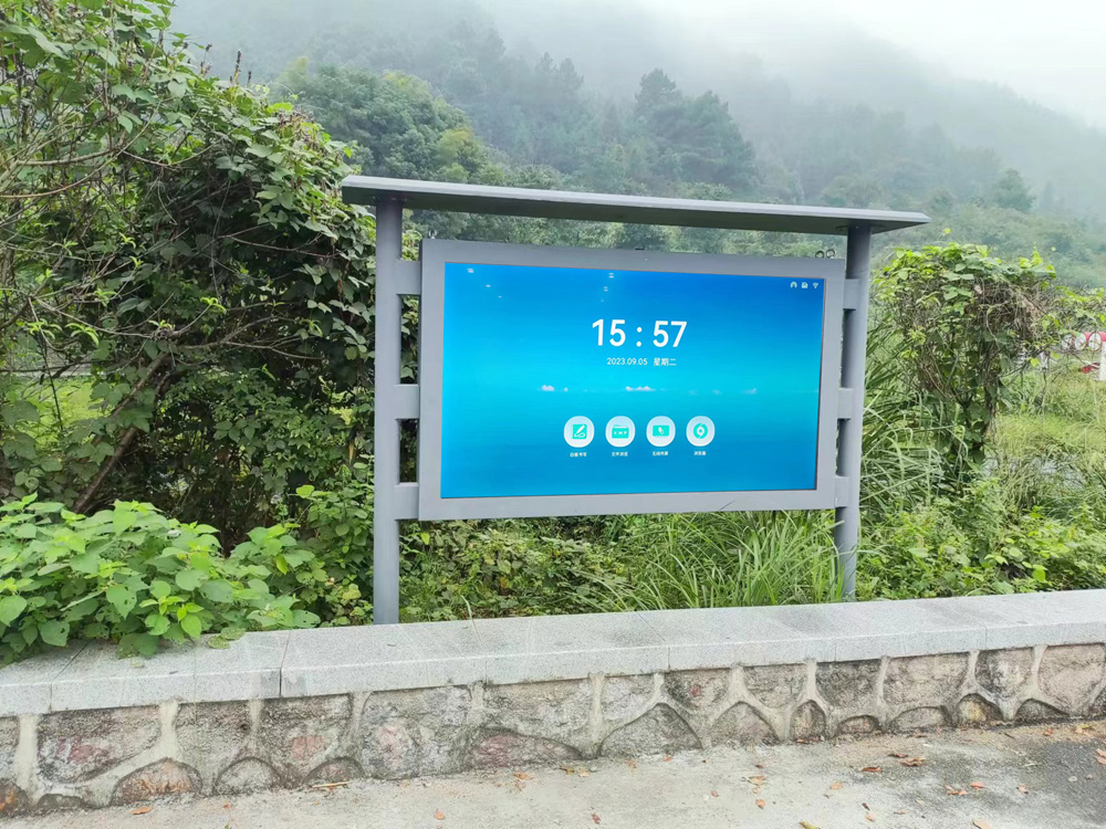 触拓户外阅读栏触摸一体机，助力智慧美好乡村建设