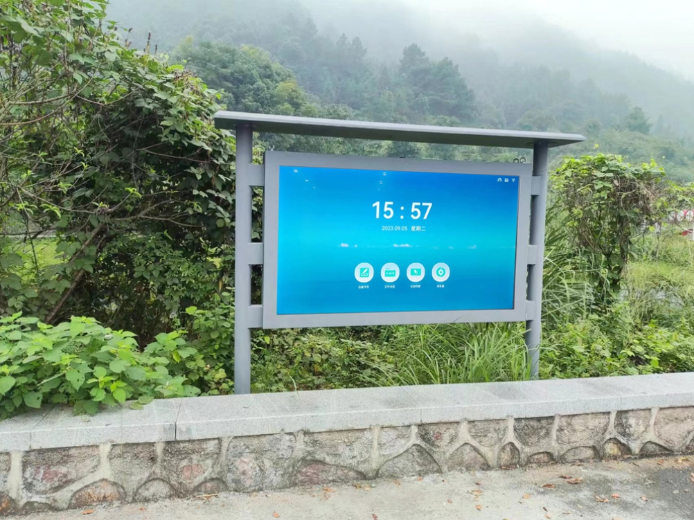 重新定义户外传播！触拓科技 55/65/75 寸户外阅读栏数字标牌，来了(图2)
